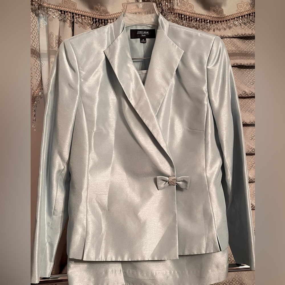 Jones Wear Size 10 Suit Unique blue color Lined Interview Rhinestone Crystals